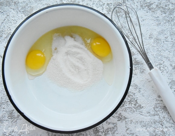 Соединить в миске яйца и сахар и слегка взбить смесь венчиком.