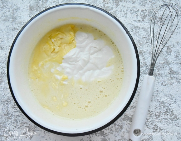 Добавить сметану и растопленное сливочное масло (не горячее). Размешать смесь венчиком до однородного состояния.