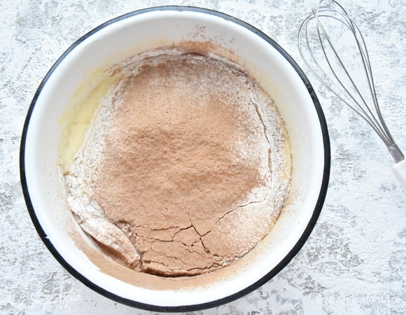 Соединить сухие составляющие теста: муку, какао- порошок, соль, разрыхлитель. Просеять через сито и ввести в жидкую часть. Замесить тесто.