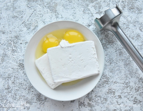 Соединить составляющие творожной начинки.