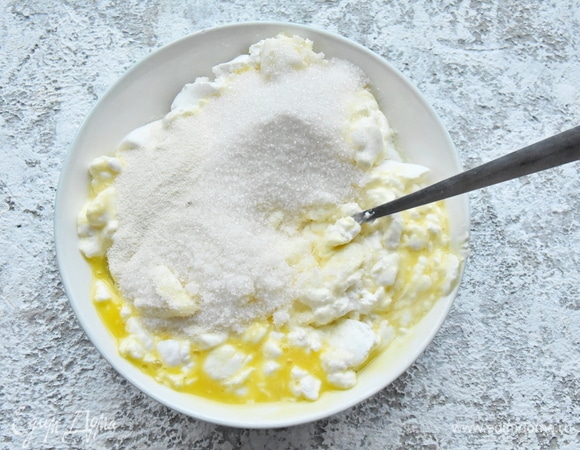 Для однородности можно протереть творог через сито или взбить творожную массу погружным блендером.