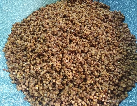 Гречку промыть, выложить в посуду для запекания.