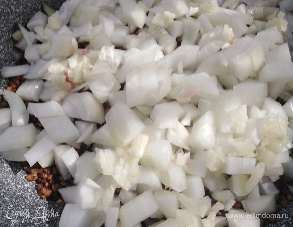 Сверху выложить нарезанные лук и чеснок.