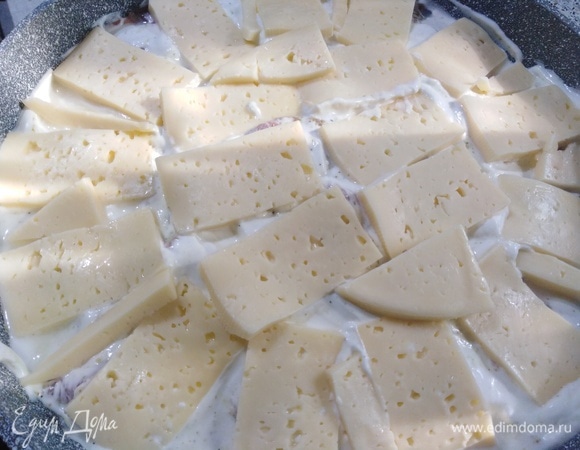 Сверху выложить нарезанный сыр.