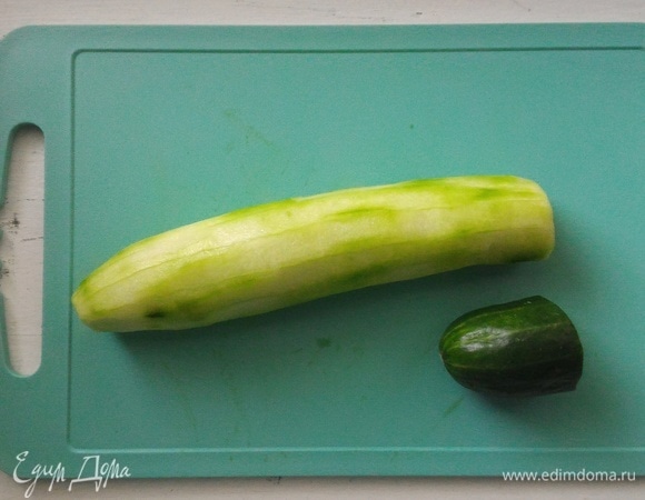 Огурцы вымыть, обсушить. Часть огурца отрезать для украшения. Остальную часть очистить от кожуры.