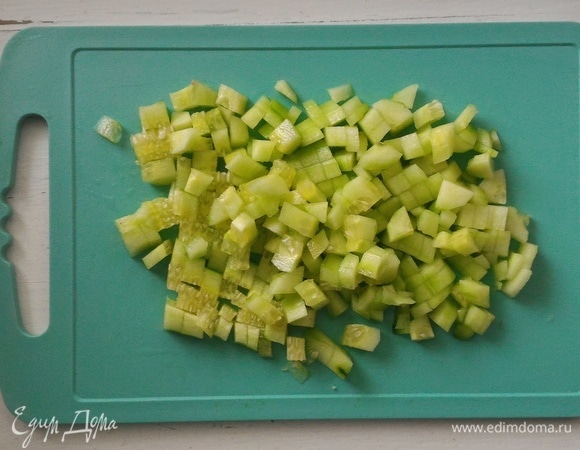 Очищенные огурцы мелко нарезать.