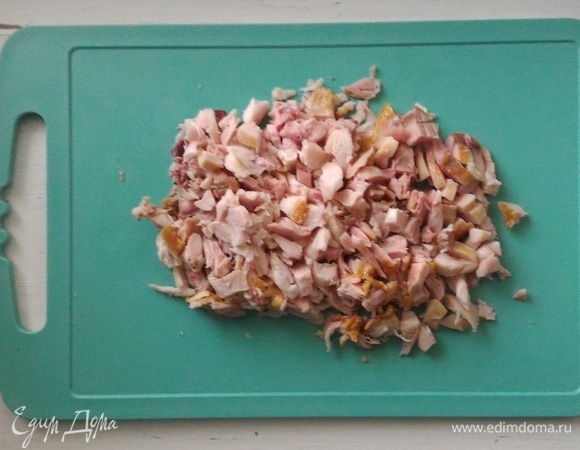Копченое куриное мясо освободить от кожи и костей, нарезать мелкими кубиками.