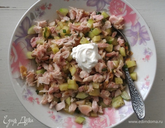 Положить в салат сметану, перемешать. Салат готов.