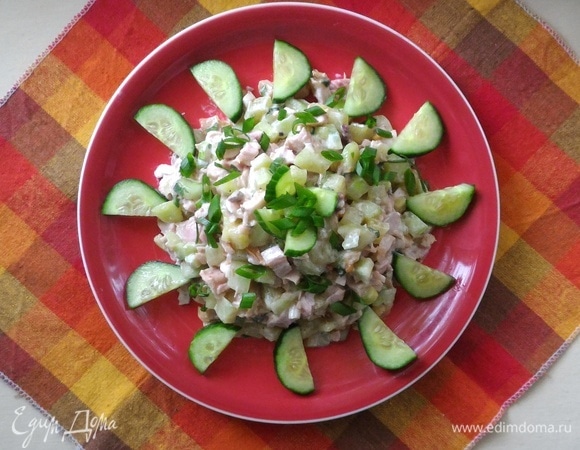 Выложить салат на блюдо, украсить кусочками огурца и сразу же подать к столу.