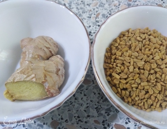 Чайную ложку семян и кусочек имбиря положить в сотейник. Залить стаканом воды.