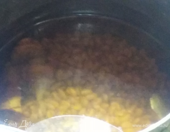 Кипятить на медленном огне 5 минут.