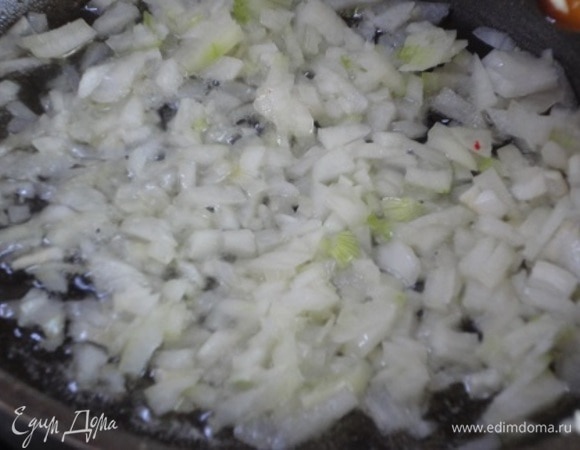 Лук и чеснок нарезать как можно мельче. Разогрейте сливочное и растительное масло и потомите лук до прозрачности и мягкости, не зажаривая. Добавьте чеснок, перемешайте и уберите сковороду с нагрева.