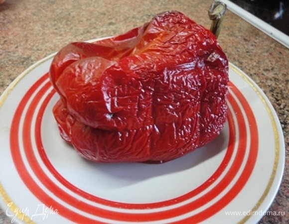 Перцы запекать в духовке при 180°C, пока кожица не лопнет. Горячие перцы подержать минут 10 в закрытой емкости, чтобы кожица легко снималась. Очищенный от семян и кожицы перец пробить в блендере и выложить в кастрюлю. Добавить уксус, соль, влить бульон.