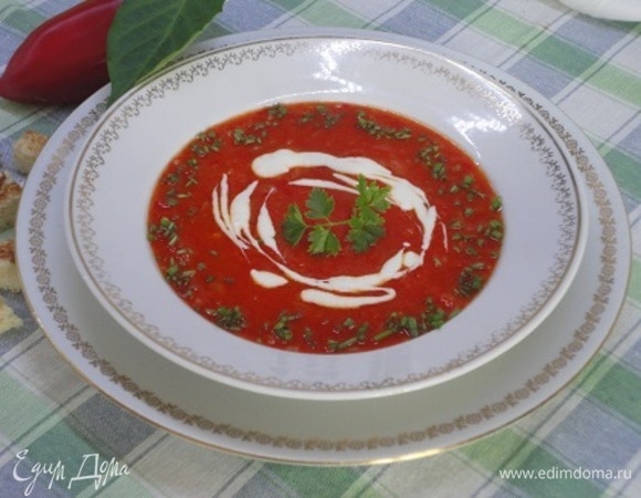 Поставить кастрюлю на небольшой нагрев, прогреть не доводя до кипения, добавить лук с чесноком. Подавать со сливками, зеленью и сухариками.