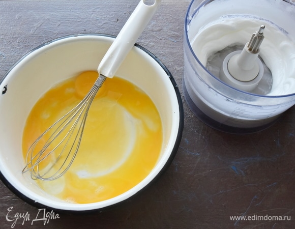 Отделить желтки от белков. Яичные белки взбить со щепоткой соли до устойчивой пены.