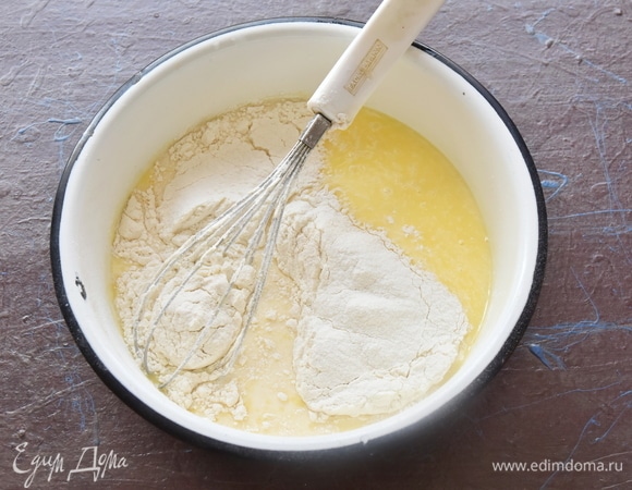 Всыпать просеянную муку и замешать тесто.