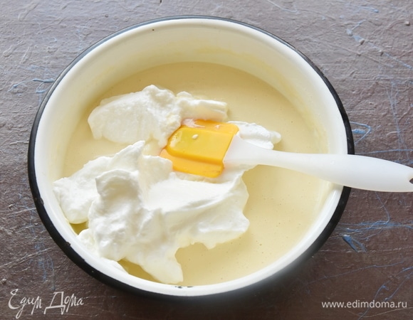 Добавить взбитые белки и аккуратно вмешать их в тесто.