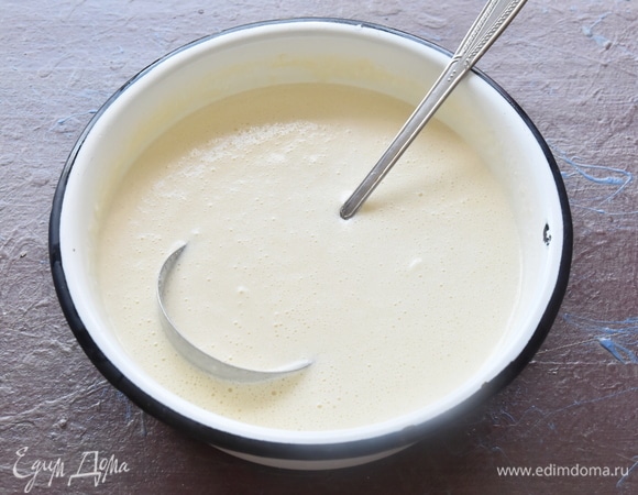 Готовое тесто накрыть пищевой пленкой и выдержать в холодильнике не менее 30 минут.