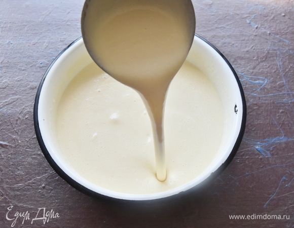 Выпекать крепы на сухой сковороде. Сложить блинчики стопкой и накрыть чистой салфеткой.