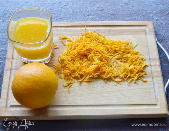 Для соуса с апельсинов снять цедру и нарезать ее соломкой. Из мякоти отжать сок.