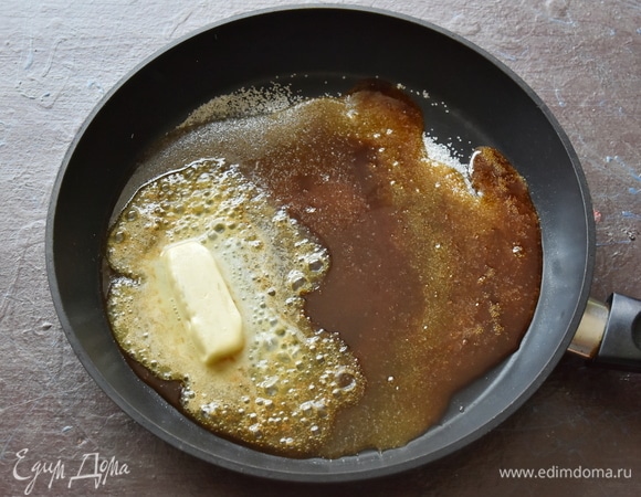 На сковороду всыпать сахар, поставить на огонь и дождаться, пока сахар полностью расплавится и карамелизируется. Добавить сливочное масло.
