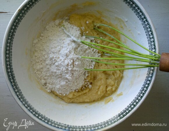 Всыпать просеянную муку и замешать мягкое тесто.