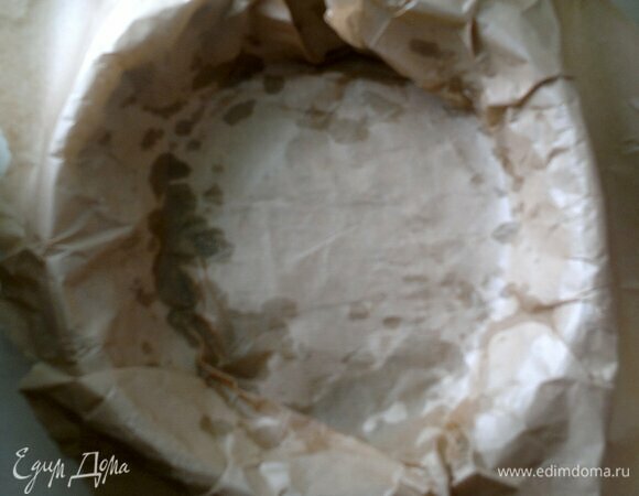 Форму для выпечки смазать растительным маслом, застелить пергаментом.