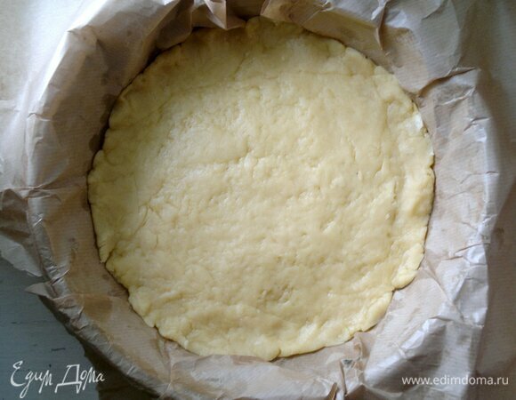 Тесто распределить по дну формы. Поставить форму с тестом в духовку, разогретую до 180°C, на 8–10 минут.