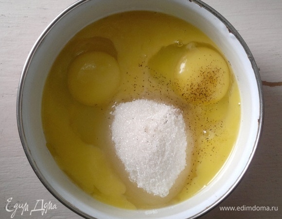 Для начинки соединить творог, желтки, сахар, ванилин (у меня с натуральной ванилью), взбить до однородного состояния.