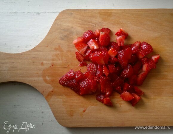 Для начинки клубнику вымыть, обсушить, мелко нарезать.