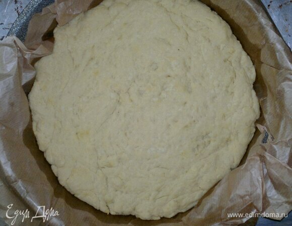 Достать из духовки подпеченную основу из теста.