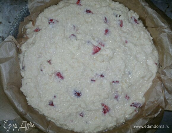 На корж выложить творожную начинку. Поставить в духовку на 10–15 минут.