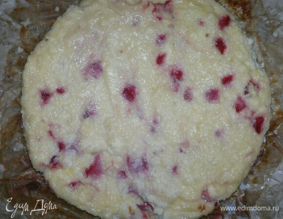 Достать корж с начинкой из духовки.