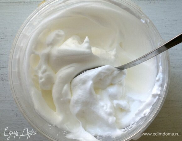 Белки взбить с сахарной пудрой до устойчивых пиков.