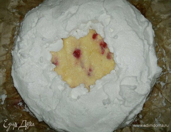 Основу пирога с начинкой аккуратно вытащить из формы вместе с пергаментом и положить на противень. Обмазать бока и верх пирога меренгой, оставив по центру незаполненный круг. Поставить противень с пирогом снова в духовку и выпекать до подрумянивания меренги.