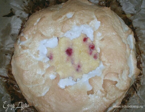 По истечении времени достать пирог из духовки, полностью остудить на решетке. Переложить на блюдо. Поставить в холодильник на 2–3 часа.