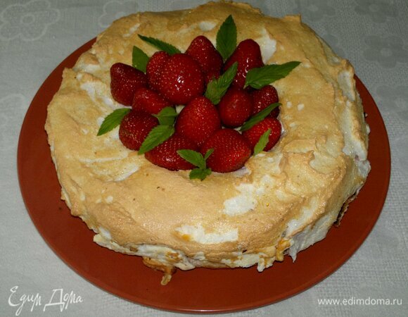 Достать пирог из холодильника. Для украшения клубнику и мяту вымыть, обсушить. Выложить клубнику на пирог, украсить листиками мяты.