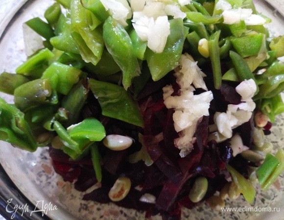 Запеките свеклу заранее и остудите. Почистите и нарежьте ее соломкой. Тем временем отварите зеленую фасоль в подсоленной воде в течение 5 минут и остудите под проточной холодной водой. Стручки затем нарежьте, соедините их со свеклой. Добавьте измельченный чеснок.