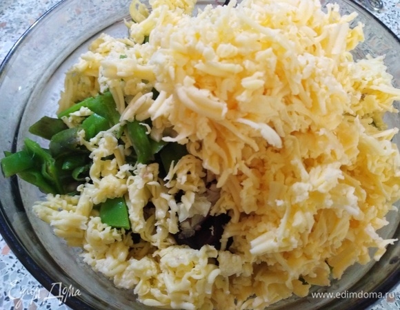 Все посолите и поперчите, добавьте тертый сыр и измельченный зеленый лук.