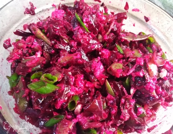 Салат заправьте растительным маслом.