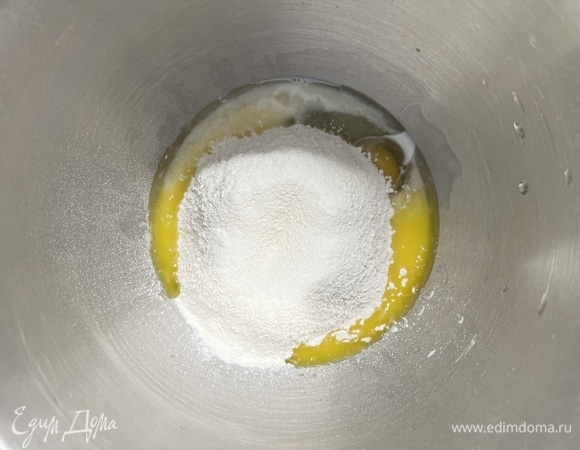 В миске смешайте все жидкие ингредиенты, затем добавьте все сухие. Очень хорошо перемешайте венчиком или миксером (должно получиться тесто консистенции жидковатой сметаны). 