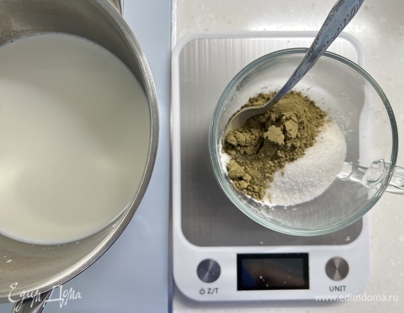 Для приготовления крема поставьте молоко (400 мл) и сахар нагреваться в сотейнике. Тем временем в чашке смешайте крахмал, матчу и оставшееся молоко (100 мл). 