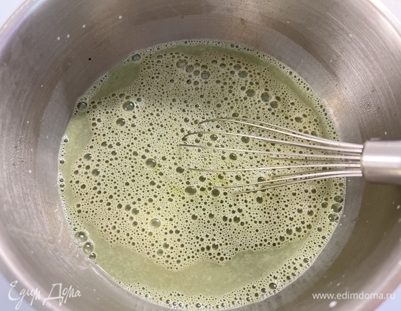 Влейте крахмальную смесь в нагретое молоко и непрерывно помешивайте. Верните смесь на плиту и доведите ее до кипения (продолжайте помешивать венчиком). Дождитесь, когда масса хорошо загустеет. Снимите с плиты, переложите ее в чашу и накройте пленкой. Дайте немного остыть.