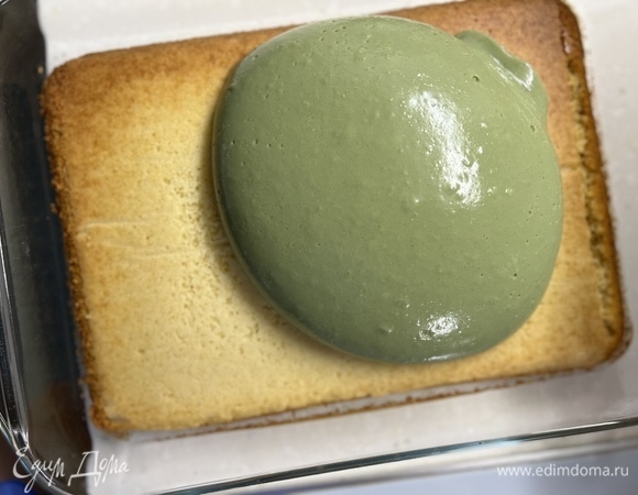 На готовый корж выложите весь крем и аккуратно его разровняйте. Оставьте заготовку на несколько часов (либо на ночь). После чего нарежьте на порционные пирожные и украсьте клубникой или другими ягодами по вкусу. 