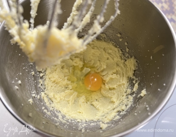 Масло комнатной температуры взбейте с сахаром до побеления. Затем по одному добавляйте яйца, взбивая смесь после каждого, пока масса не станет однородной.