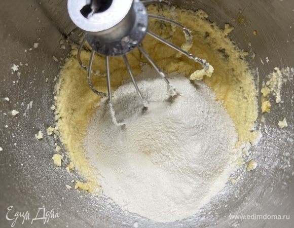Добавьте щепотку соли, просеянную муку и разрыхлитель. Все хорошо перемешайте.