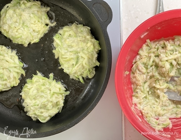 Обжарьте оладьи с двух сторон на хорошо разогретой сковороде. Готово! 