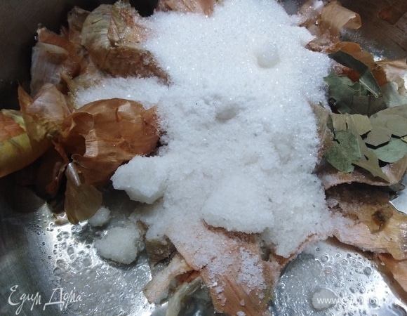 Засыпьте солью, сахаром и добавьте лавровый лист.