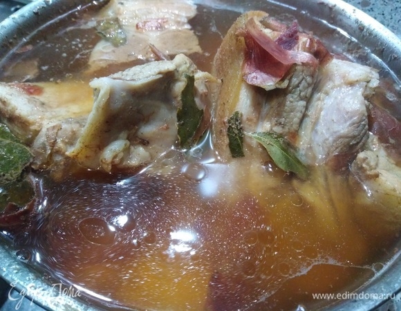 Выключите огонь и оставьте остывать мясо в рассоле в течение 8–12 часов. 