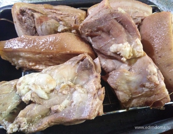 Выньте свинину из бульона и дайте влаге стечь.